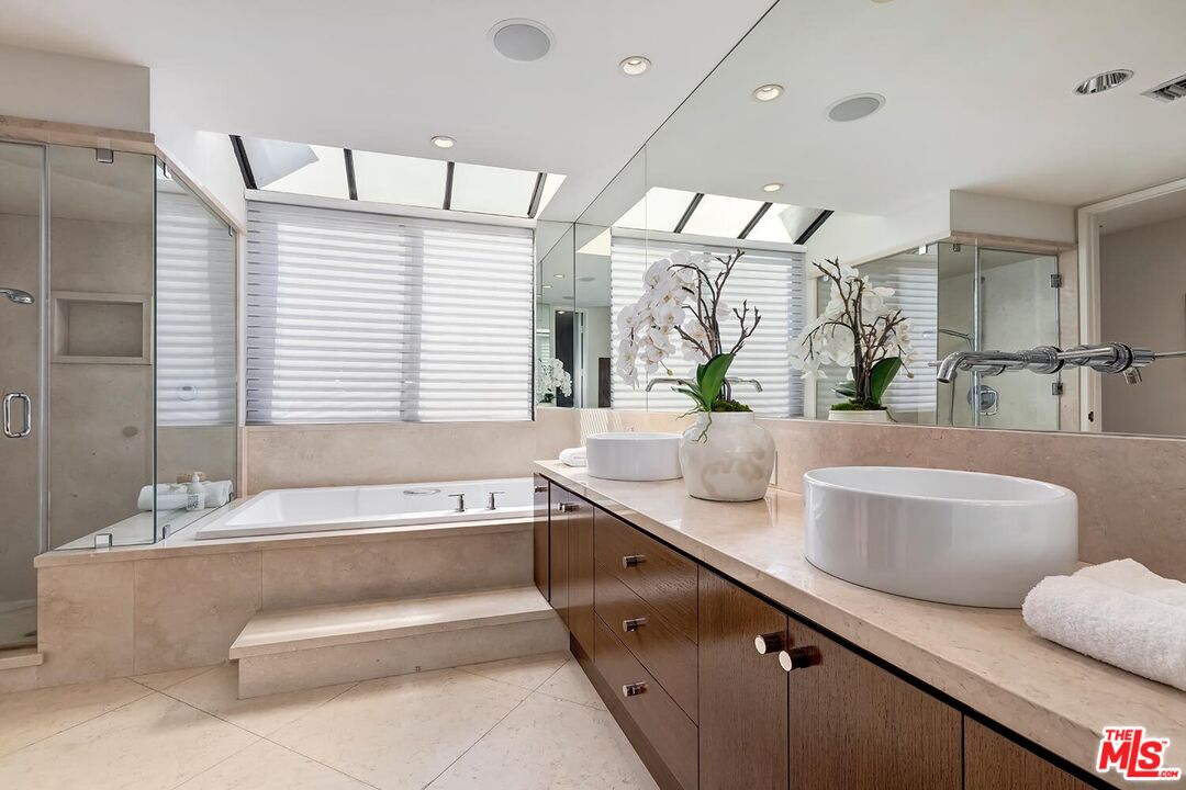 MLS #25-478821 image #10