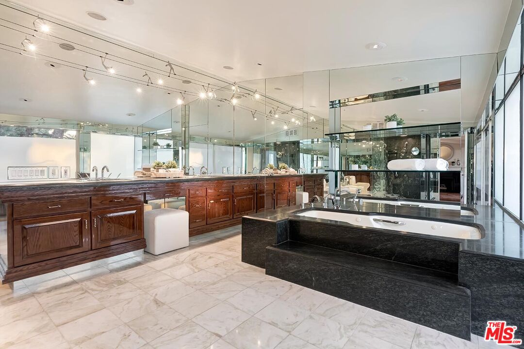 MLS #25-482035 image #19