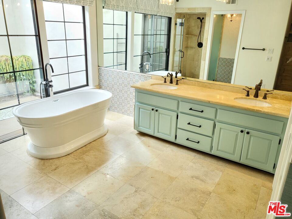 MLS #25-485413 image #13