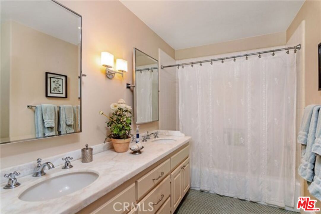 MLS #25-485413 image #16