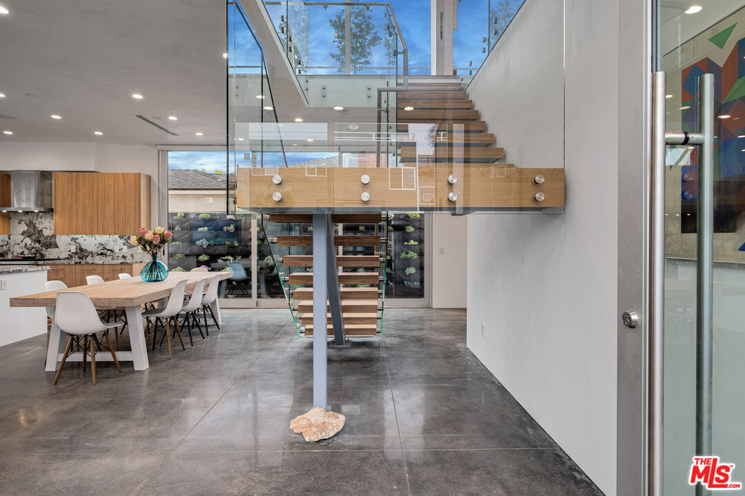 MLS #25-486273 image #1