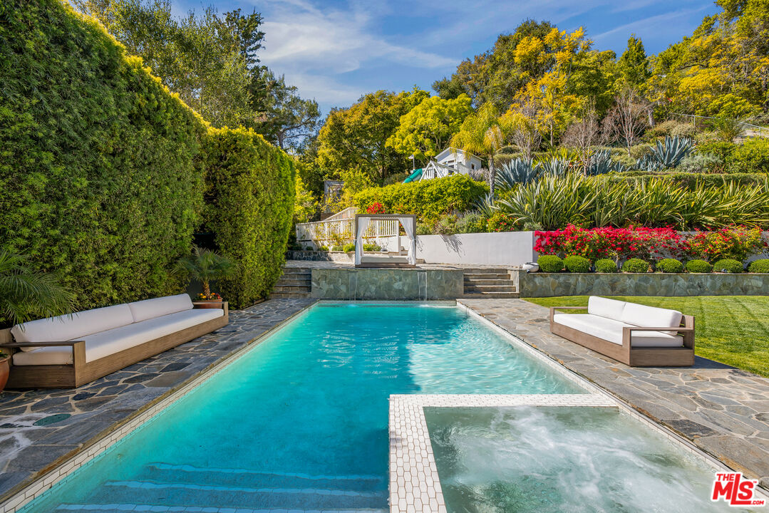 MLS #25-487333 image #2