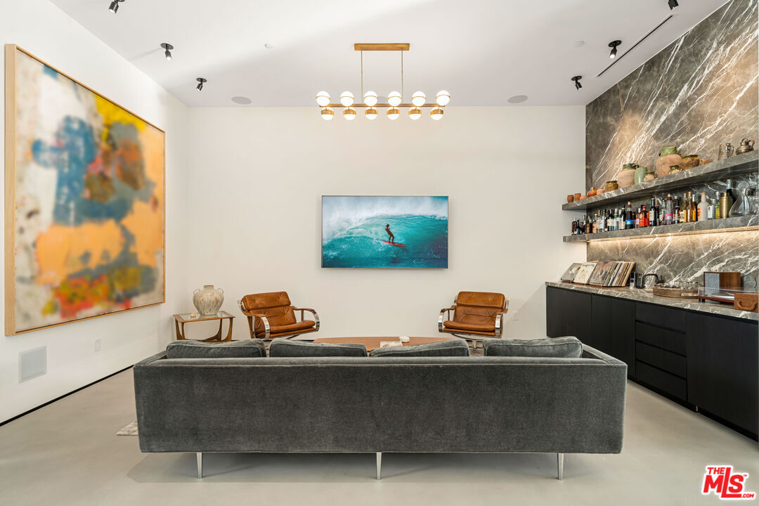 MLS #25-488247 image #9