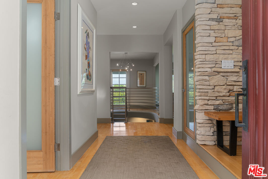 MLS #25-488381 image #2