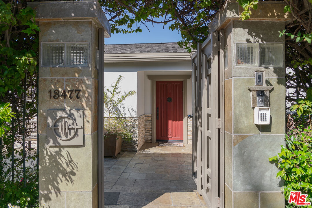 MLS #25-488381 image #0