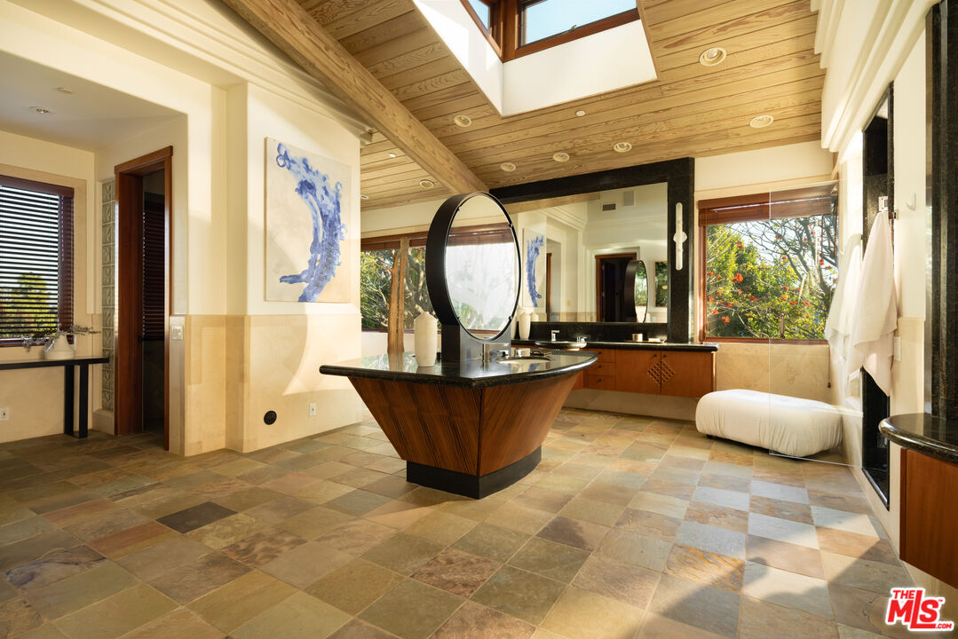 MLS #25506641 image #17