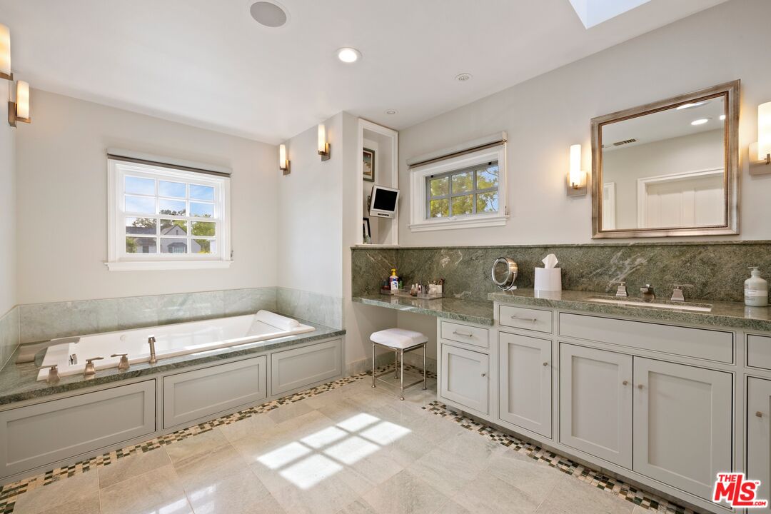 MLS #25512909 image #33