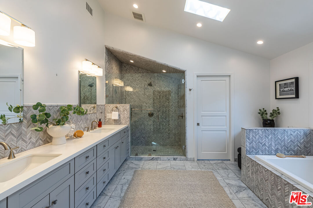 MLS #25533423 image #14