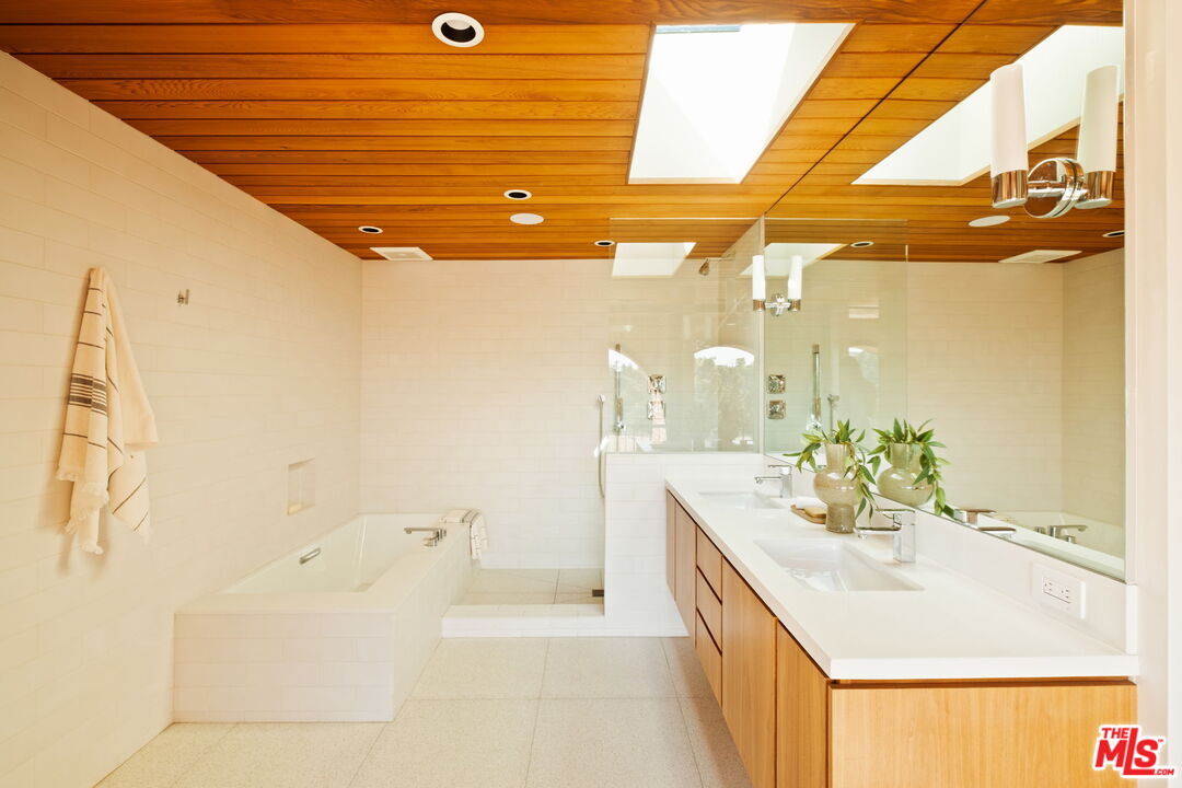 MLS #25537527 image #23