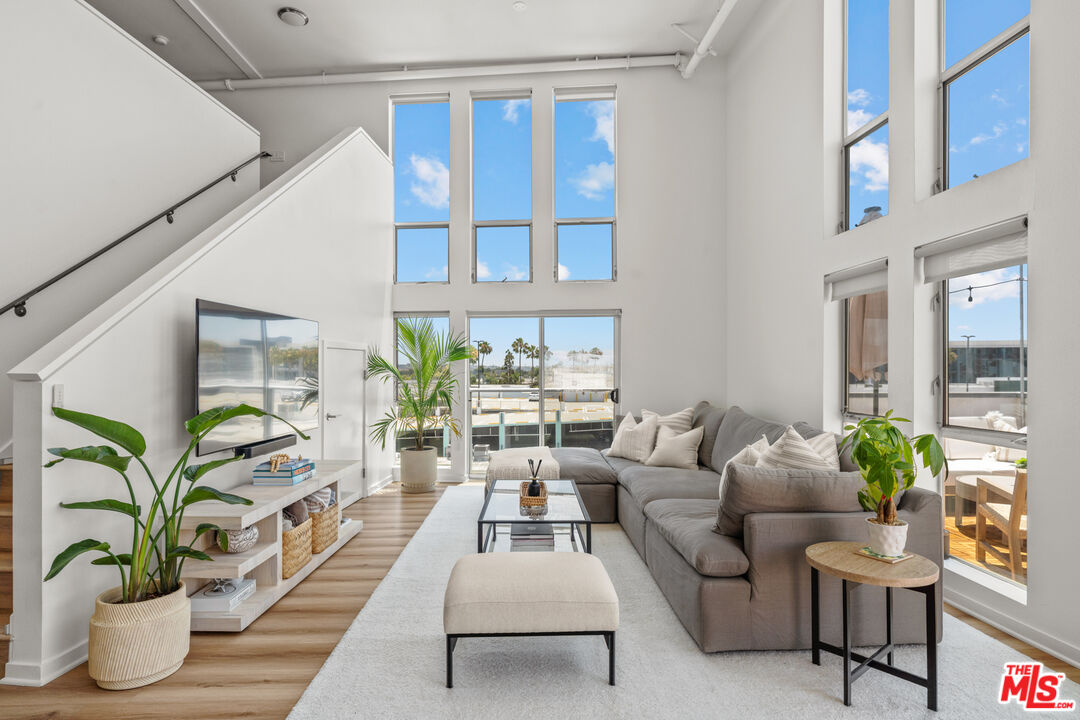 MLS #25561317 image #1