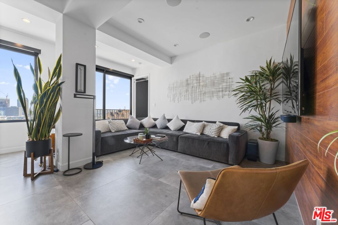 MLS #25563885 image #0