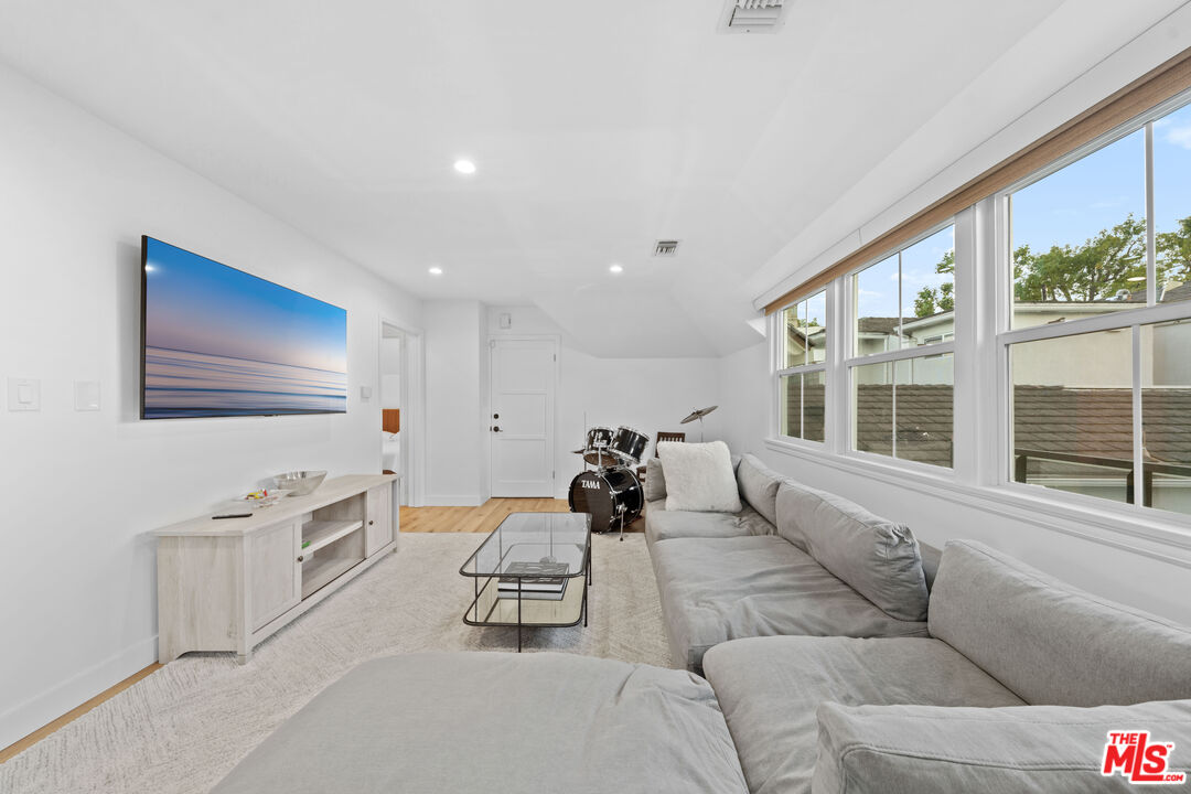 MLS #25565057 image #19