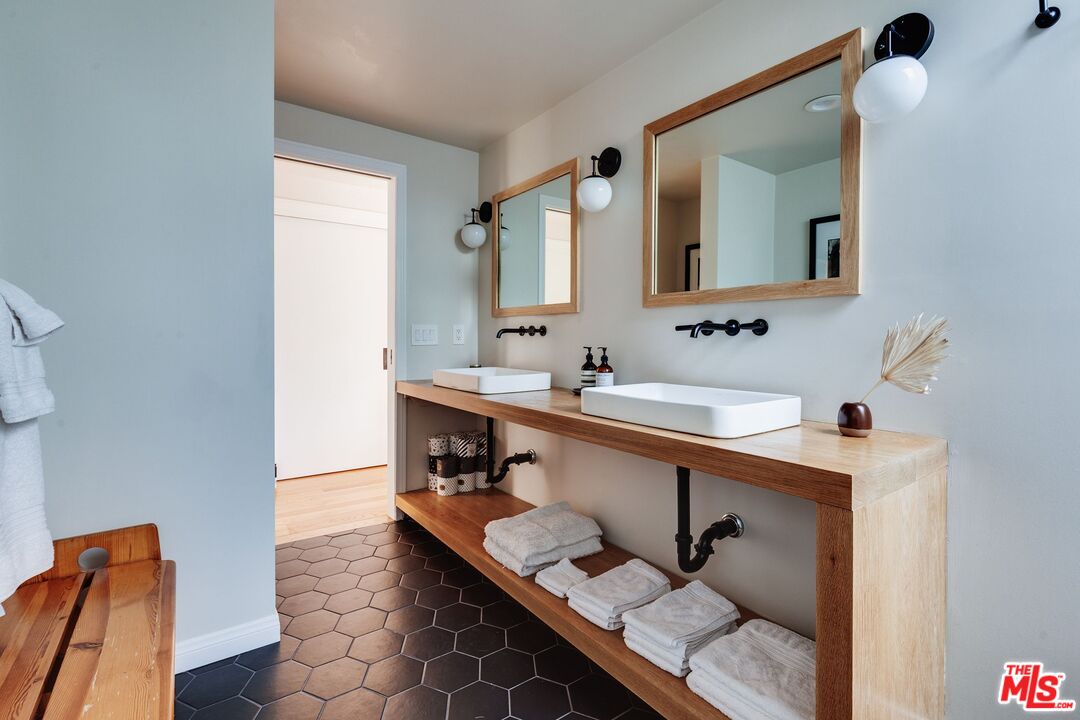 MLS #25571437 image #12