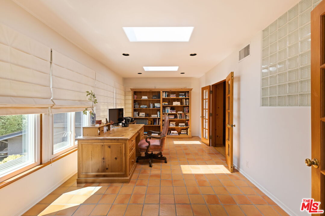 MLS #25571963 image #16