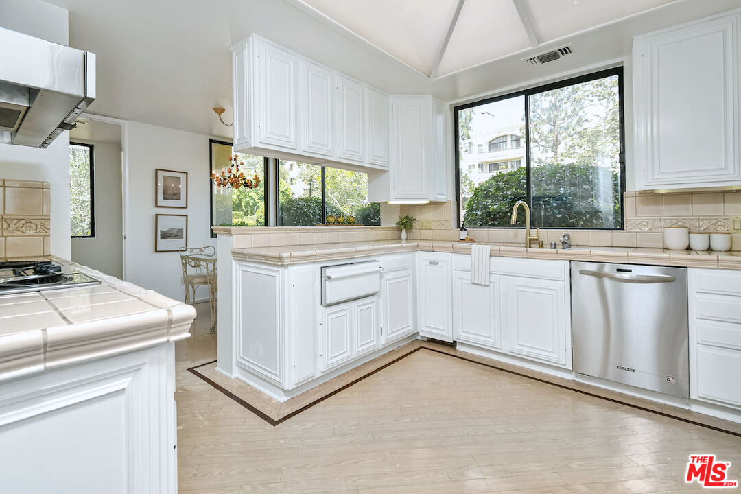 MLS #25576907 image #24