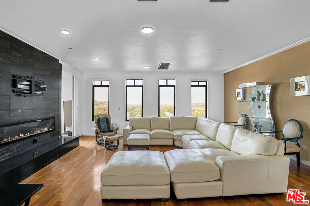 MLS #25587815 image #3