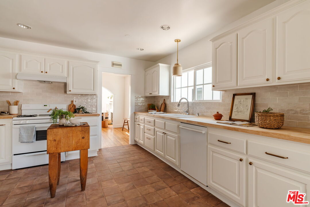 MLS #25590533 image #16