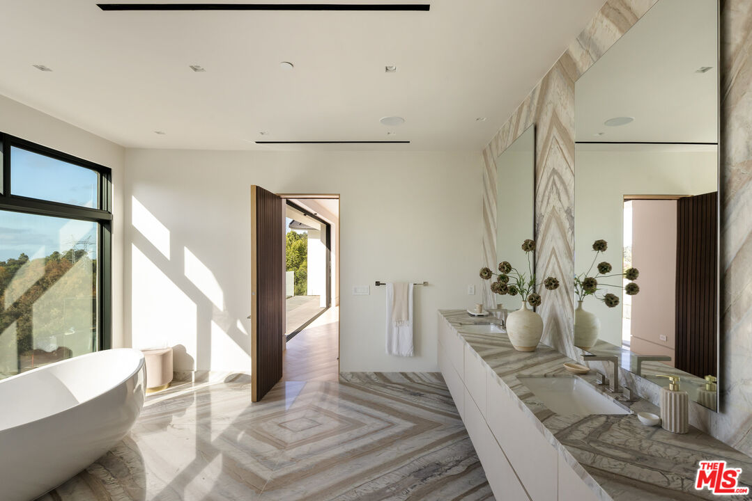 MLS #25595863 image #18