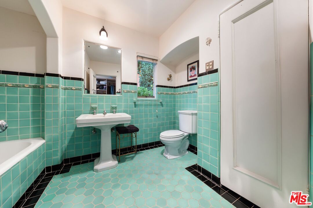 MLS #25596931 image #18