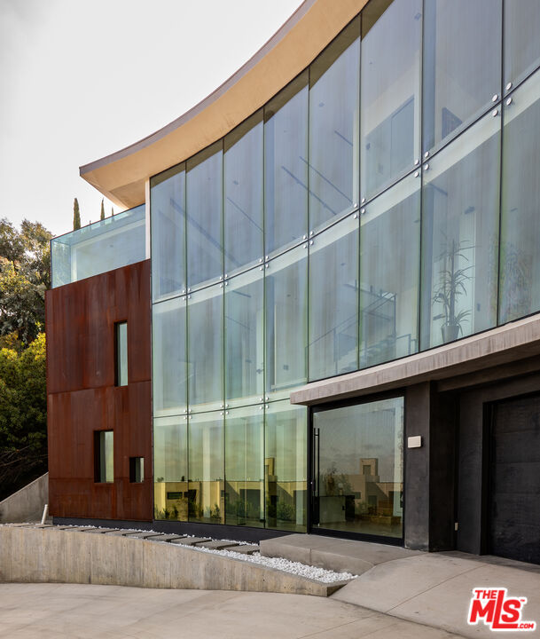 MLS #25602075 image #2