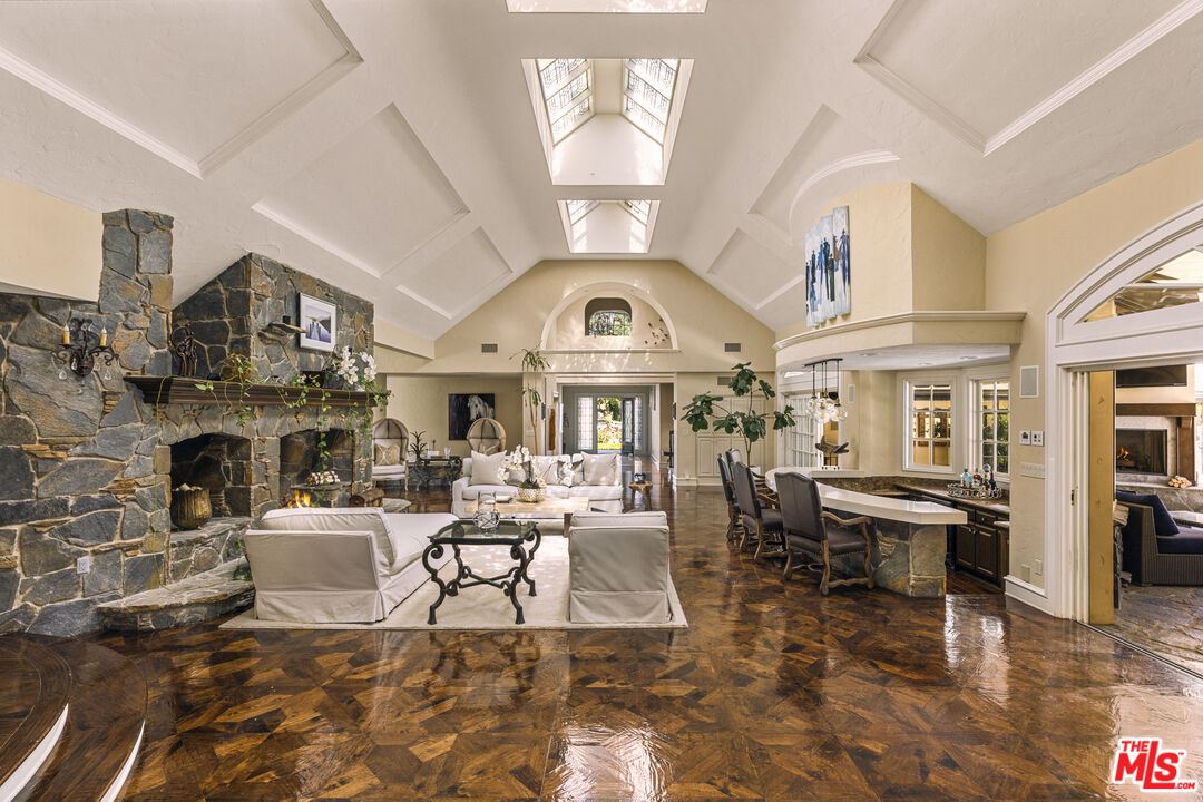 MLS #25602383 image #2