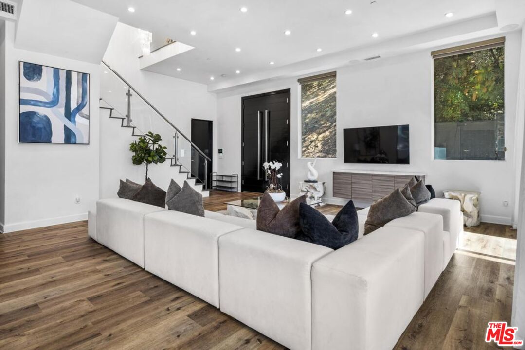 MLS #25612535 image #3