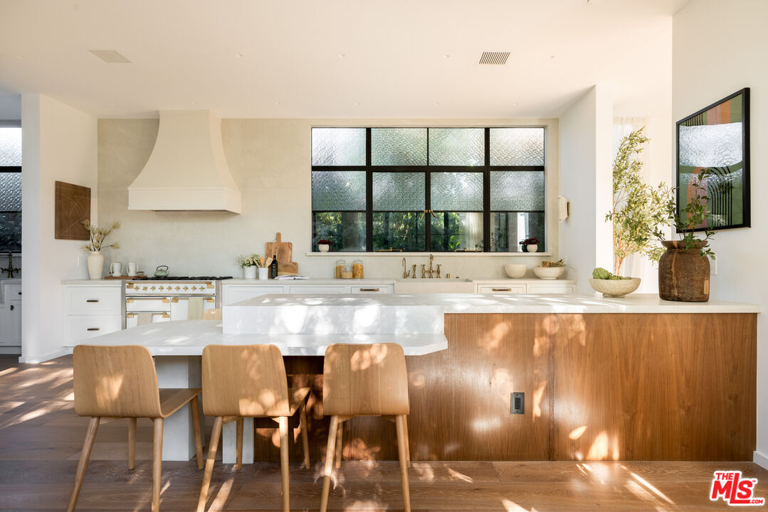 MLS #25612581 image #0