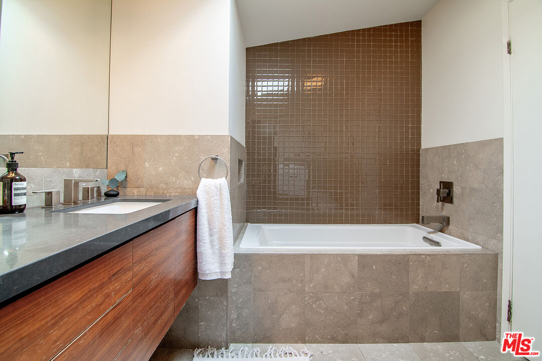 MLS #25612887 image #24