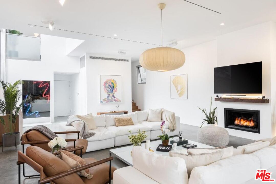 MLS #25614063 image #2