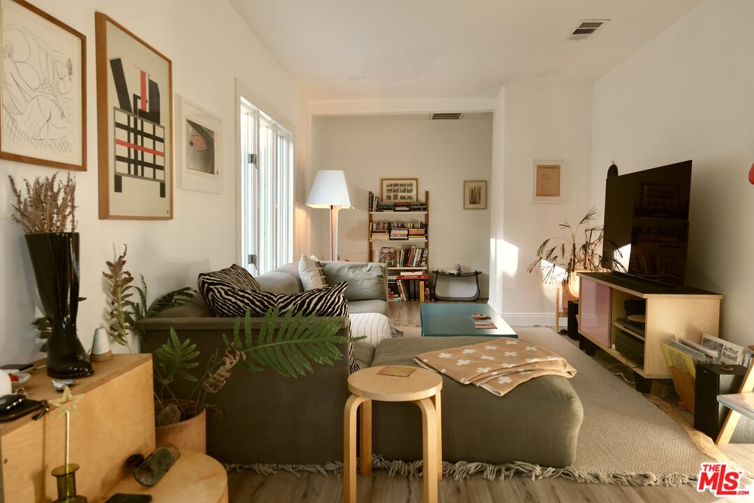 MLS #25625493 image #0