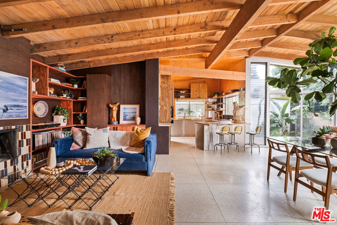 MLS #25-488369 image #1