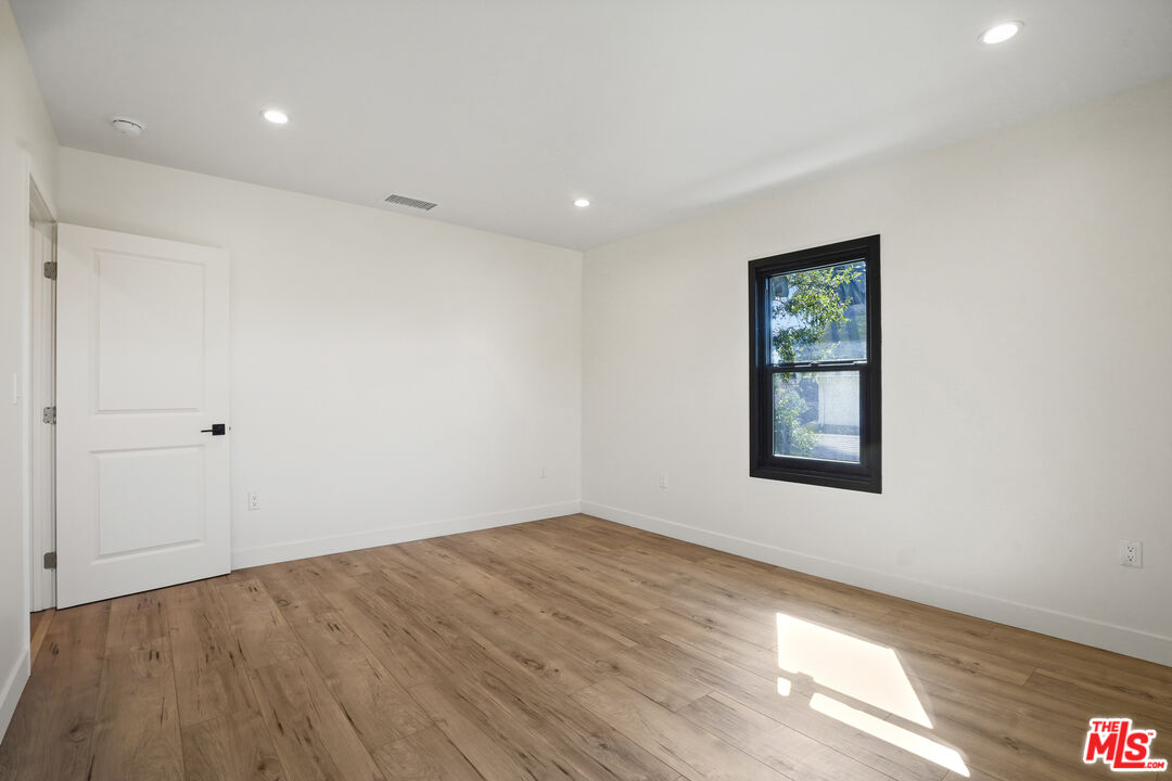 MLS #25502413 image #23