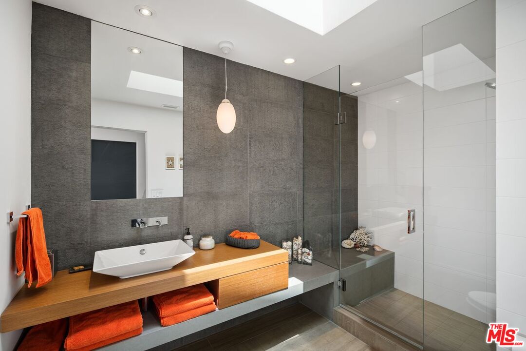 MLS #25516157 image #17