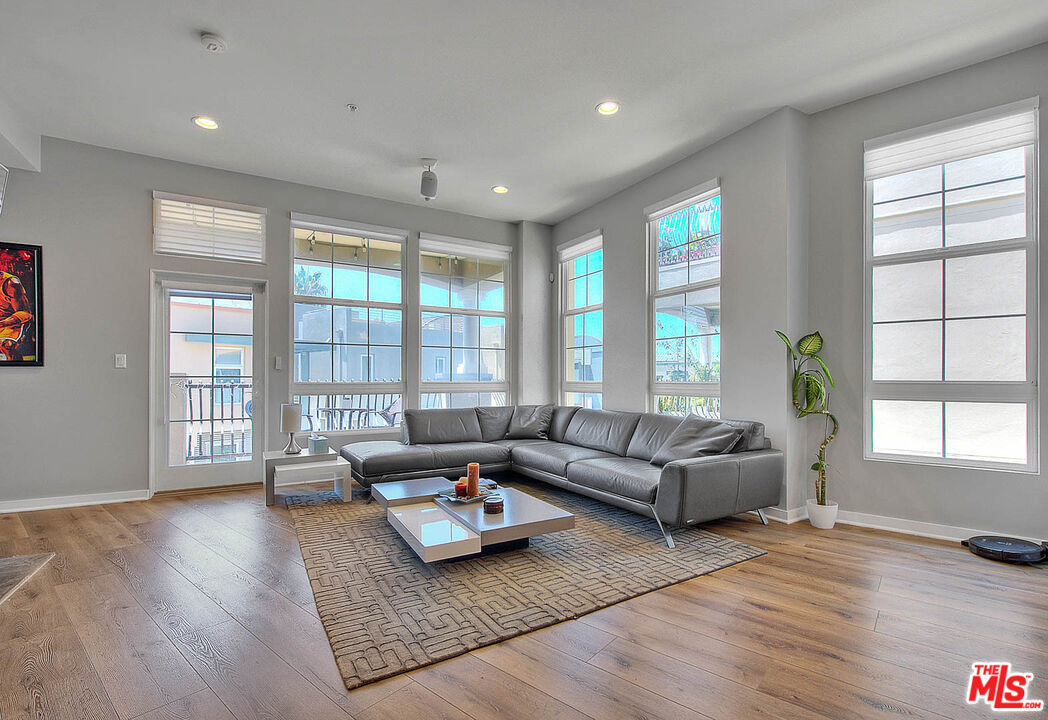 MLS #25533203 image #1