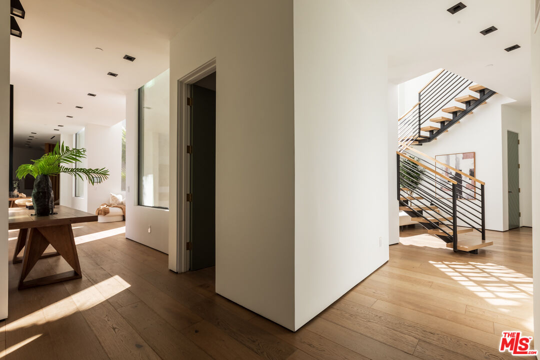 MLS #25572877 image #17