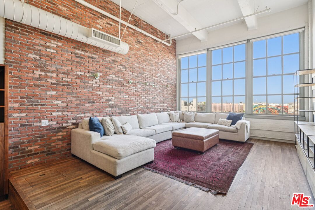 MLS #25582427 image #0