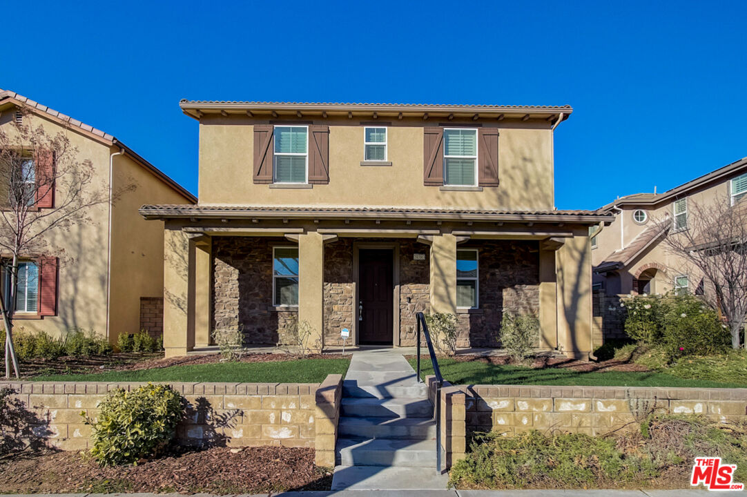 28383 Vista Del Rio DR Valencia, California Built in 2013, this Valencia two-story home offers granite countertops, and a two-car garage. This home has been virtually staged to illustrate its potential.