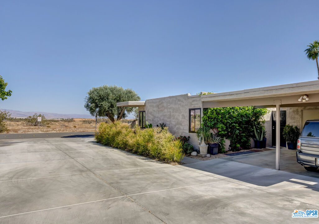 Image 16 for 1411 N CERRITOS RD