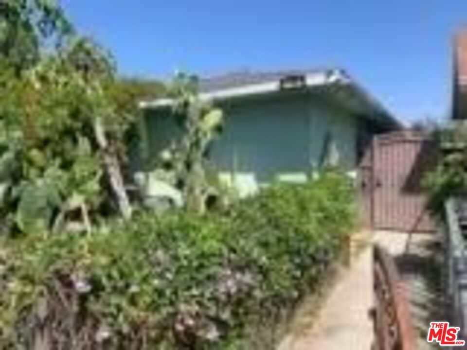 909 E 70Th WAY Long Beach, California Welcome to this charming home in Long Beach. This gem features 5 bedrooms, 3 bathroom on top of spacious 9218 square foot lot! This is all you've been waiting for! It is located close to all amenities & centrally located only minutes to shopping, schools, restaurants, recreation parks. Will not last long!