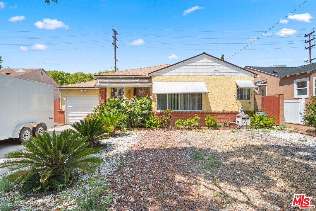 1445 N Maple ST Burbank, California Great opportunity in the desirable city of Burbank. Property features 3 bedrooms with 2 bathrooms. Original hardwood flooring and enough space to reconfigured and create a great floor-plan. Possible opportunity for an ADU as there is enough space on the property. Buyer will need to verify with the city. If you are looking for a starter home this is the one for you. Walking distance to parks, cafe's, eateries, shops and quick access to freeways.