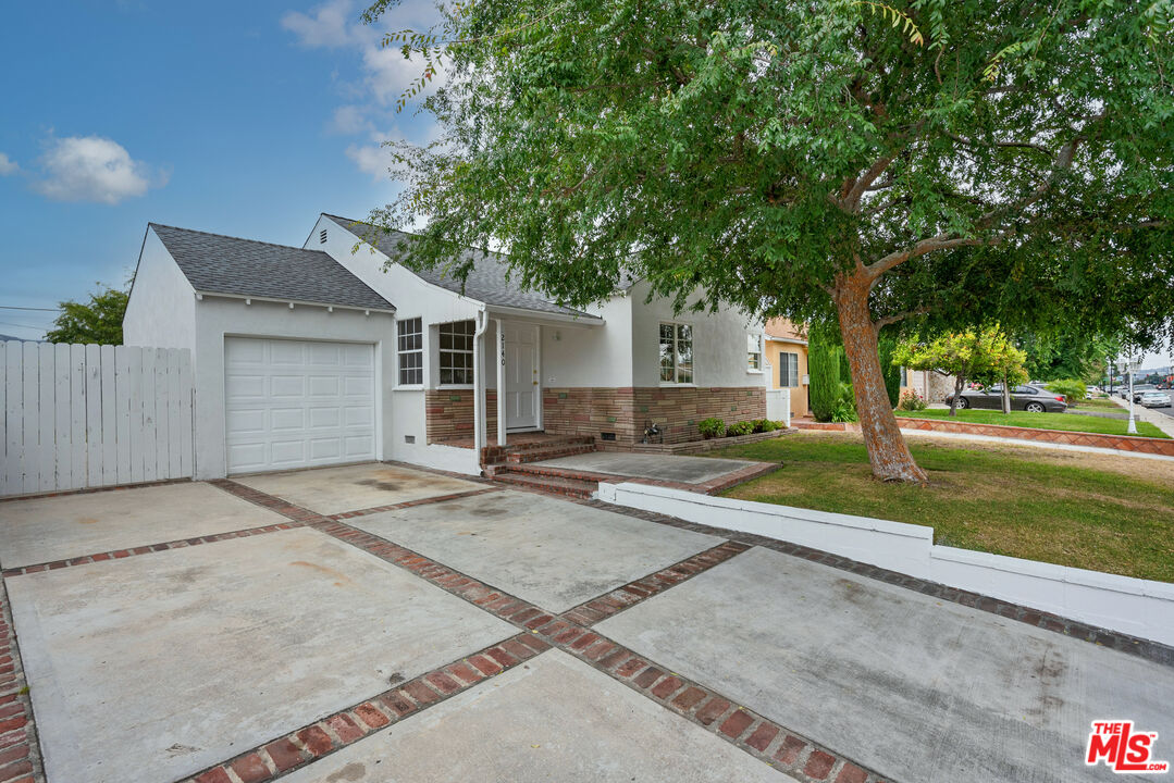 2140 N Buena Vista ST Burbank, California Terrific 2 bedroom 1 bath with brand new roof, recessed lighting, hardwood floors, central air and heat, French doors in the master opening out to the large serene backyard, second bedroom has French style door to backyard as well, and attached 1 car garage.