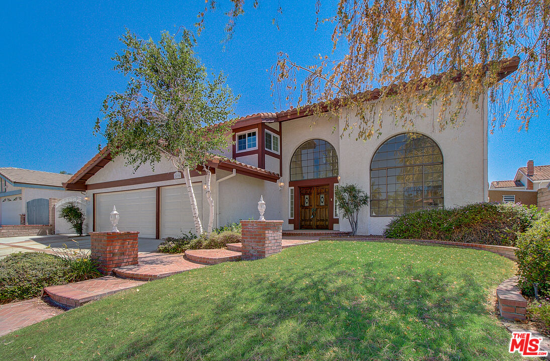 2890 Jadestone Ave Simi Valley, California Come see this charming home now on the market! You'll enjoy preparing meals in the gorgeous kitchen with white cabinets and stainless appliances. Flow into the living room featuring a cozy fireplace, perfect for entertaining. A luxurious primary suite, complete with a walk-in closet, and an en-suite bathroom with double sinks. Step outside to your sparkling pool, host the next gathering here! Don't wait! Make this beautiful home yours today.