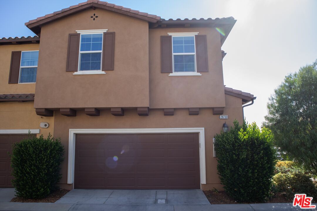 28733 Jardineras Dr Valencia, California Built in 2018, this Valencia home features only one common wall that offers granite countertops and upgraded kitchen cabinets. All bedrooms are upstairs with a spacious loft perfect for study or home office.