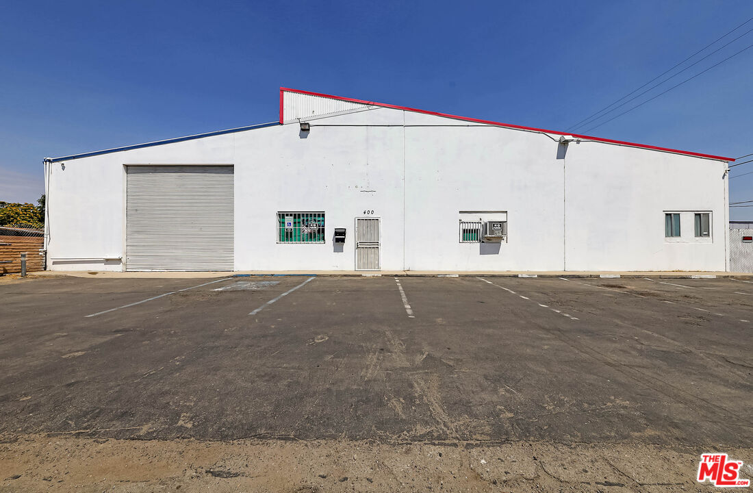 8500 sq ft building. 22,343 sq ft lot. In a lovely neighborhood. Zoned R2. Get a warehouse today and own it and rent it out.