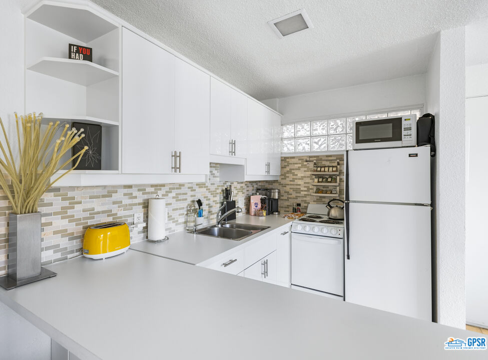 Image 8 for 1111 Palm Canyon Dr #107
