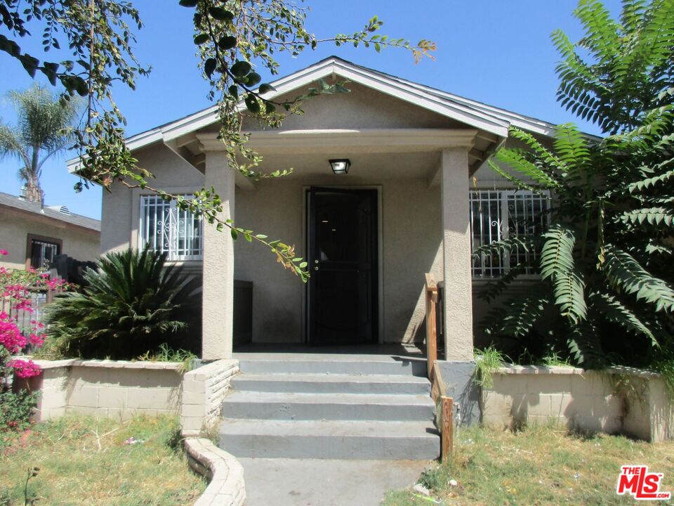 633 E 89Th St Los Angeles, California PRICE REDUCED!!! ***Rare 4-bedroom home!*** Ready with a little TLC. Large open kitchen. Good sized backyard great for entertaining, or a possible ADU with direct alley access! So much potential - Don't miss out!