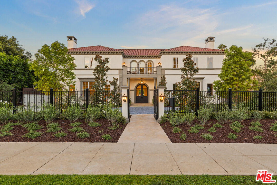 802 Foothill Rd, Beverly Hills, CA 90210