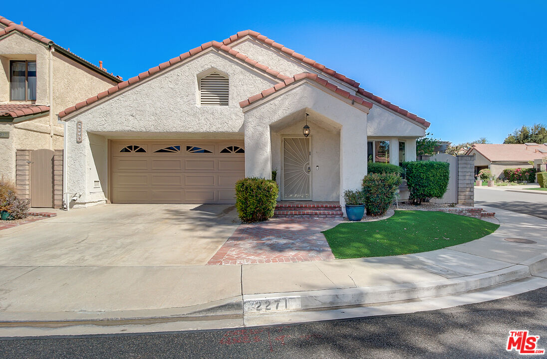 2271 Oak Haven Ave Simi Valley, California Come see this charming home now on the market! The kitchen boasts sleek countertops and a breakfast bar, making cooking and entertaining a delight. Discover a bright interior with a fireplace, neutral pallet, and well placed windows, perfect for natural lighting. The main bedroom and bathroom give you the perfect space for everyday living. Entertain on the back patio, perfect for barbecues. Don't miss this incredible opportunity.