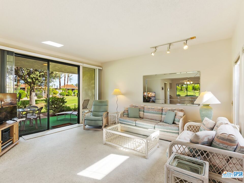 Image 2 for 694 N Majorca Cir