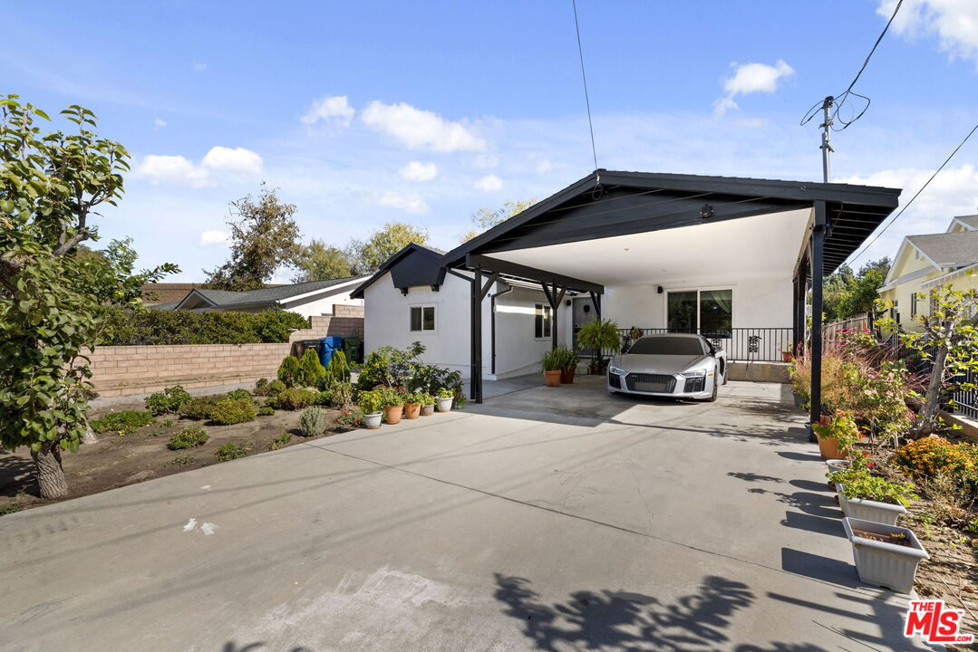 5720 Gentry Ave, Valley Village, CA 91607